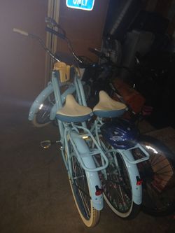 It's a beach cruiser has black tires there's nothing wrong with it and it's good I just don't need it as you see I have another one