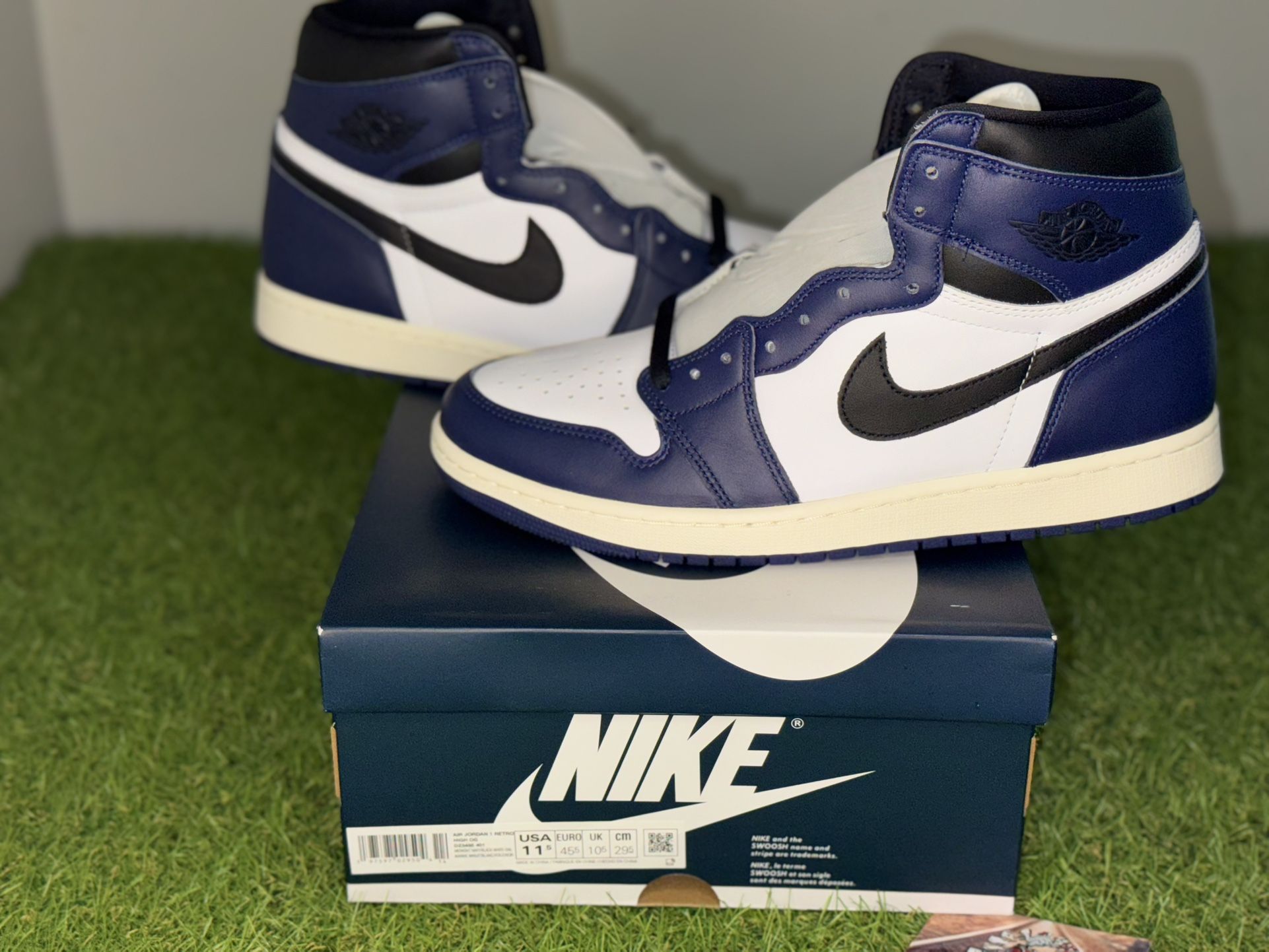 The Air Jordan 1 Retro High OG Men's Size 11.5 Midnight Navy Casual Shoes DZ5485-401
