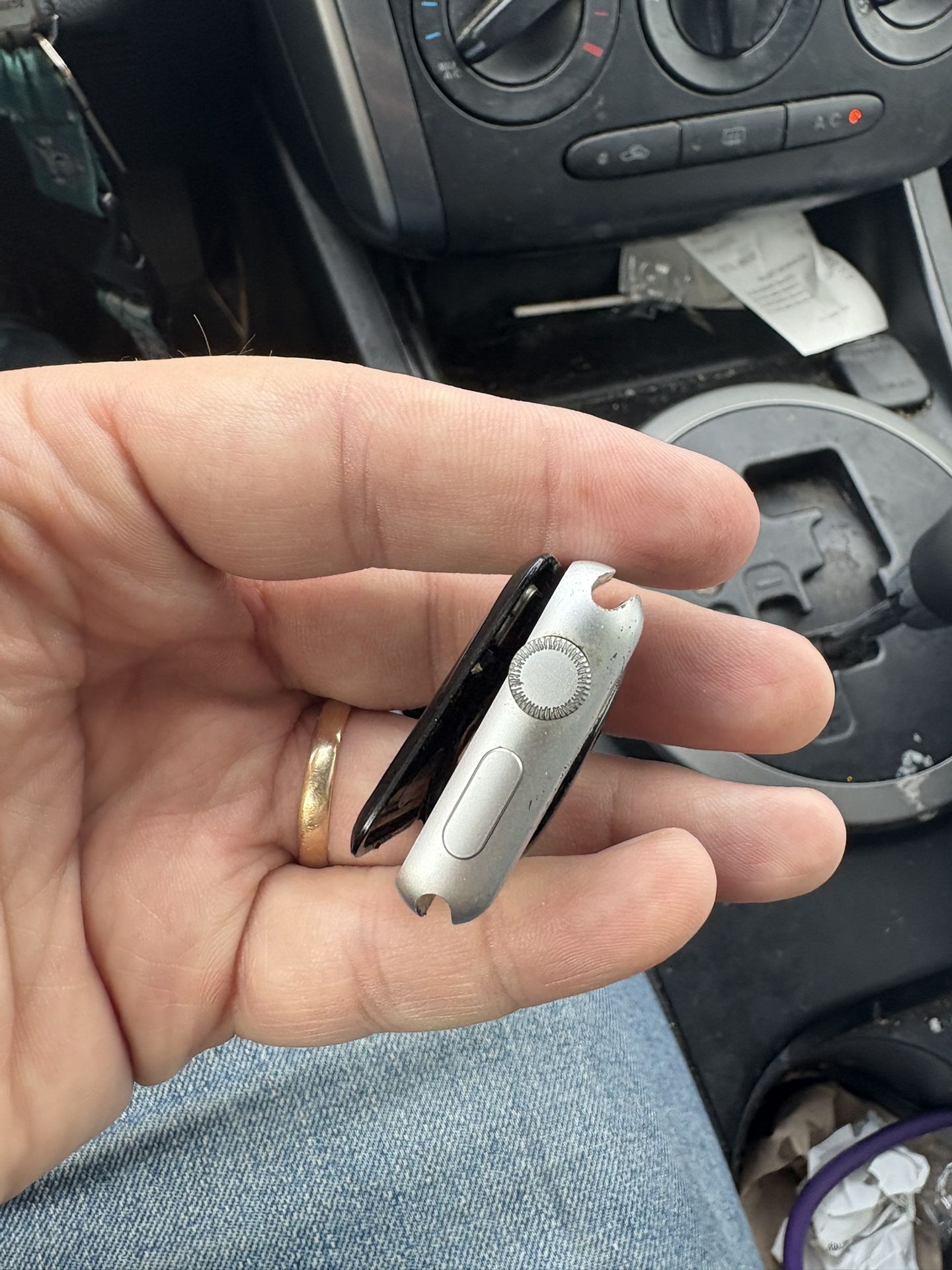 Apple Watch 3 38mm - Needs new screen/for Parts