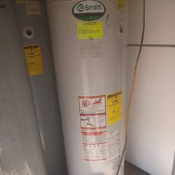 40 GALLON WATER HEATER IN MINT CONDITION 