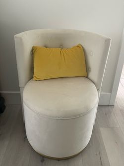 Vanity Chair With Inside Storage & Pillow