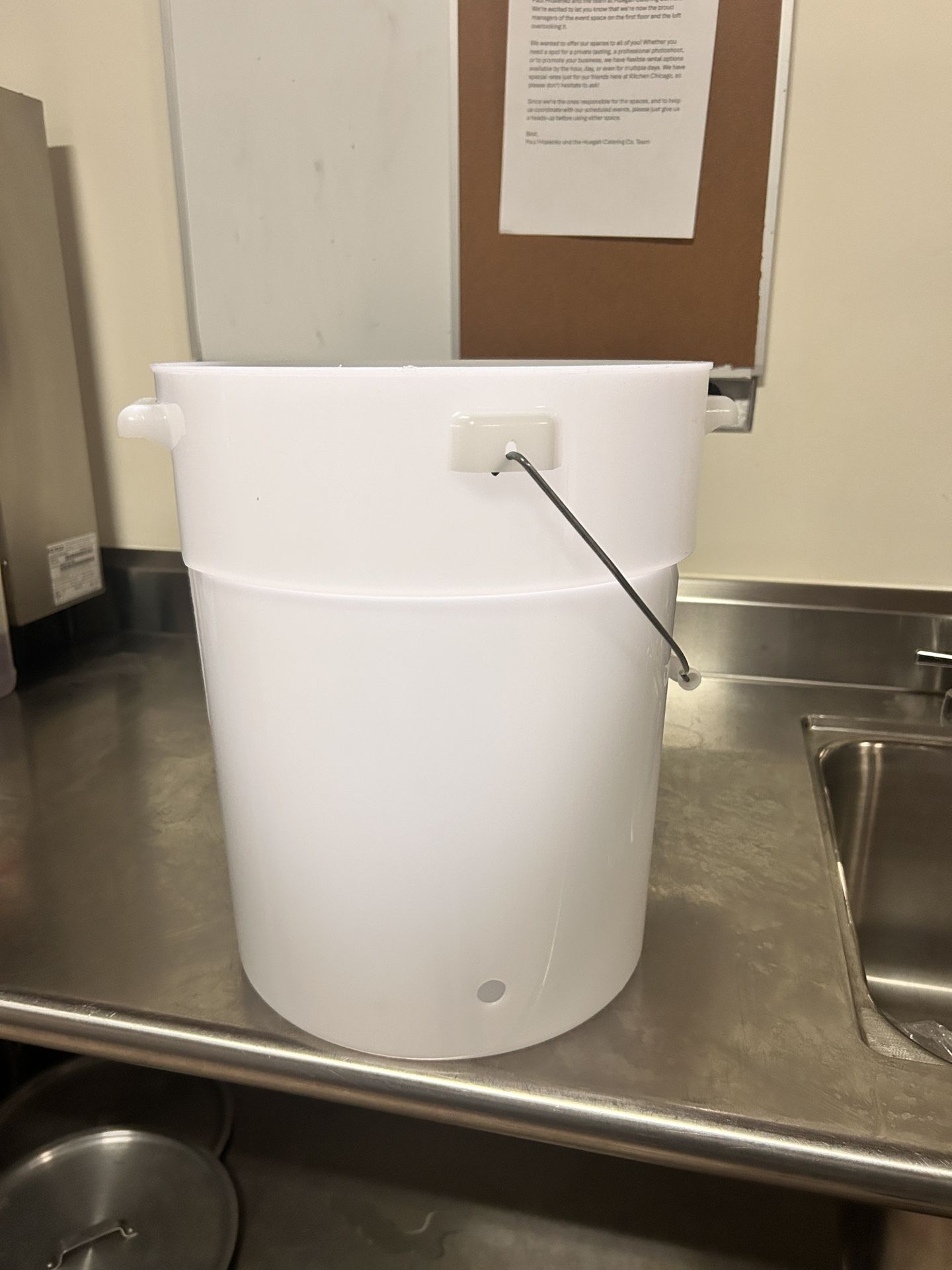 20 Quart Bucket With Spout