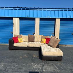 Beautiful Sectional Couch 🛋️ Includes Pillows, Very Nice 