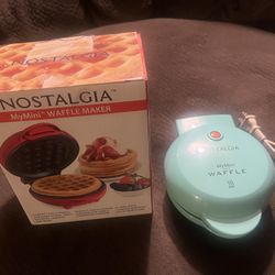 2 Mini Waffle Makers
