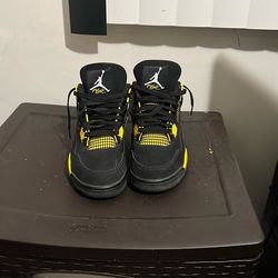 Jordan 4 Retro Thunder