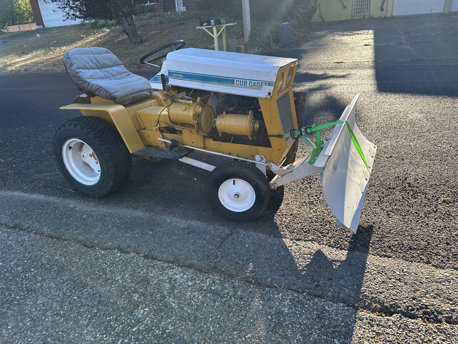 CUB CADET 125 Tractor w/Plow