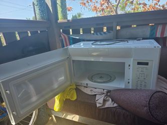 Microwave with extractor