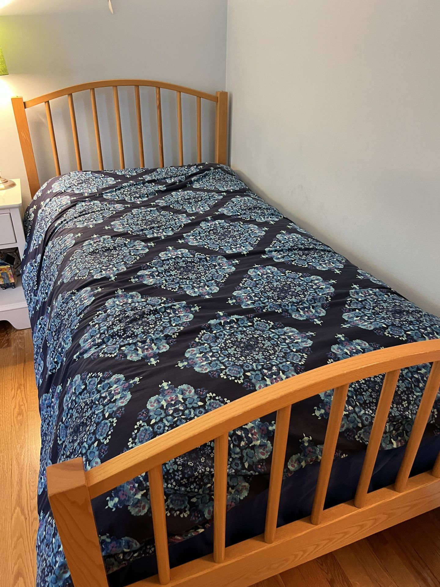 Vermont Maple Twin Bed w/Mattress by Vermont Tubbs in Great Condition 43”h @hb 32”h @ fb 42w Smoke and pet free household