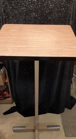 Podium with metal base with woodgrain finished top
