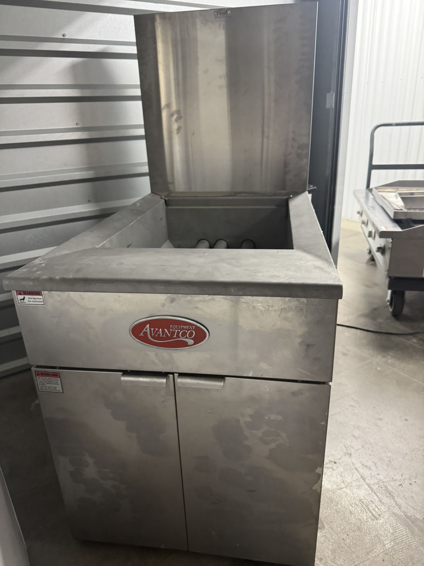 Avantco FBF1824NG Natural Gas 110-125 lb. Flat Bottom Funnel Cake / Donut Fryer