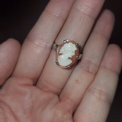 375 Stamped. 9 Kt Gold Vintage Cameo Ring.