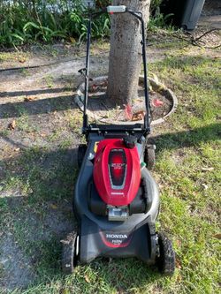 Self Propelled Lawn Mower Honda Model HRN 216 with dual blades 21” cut