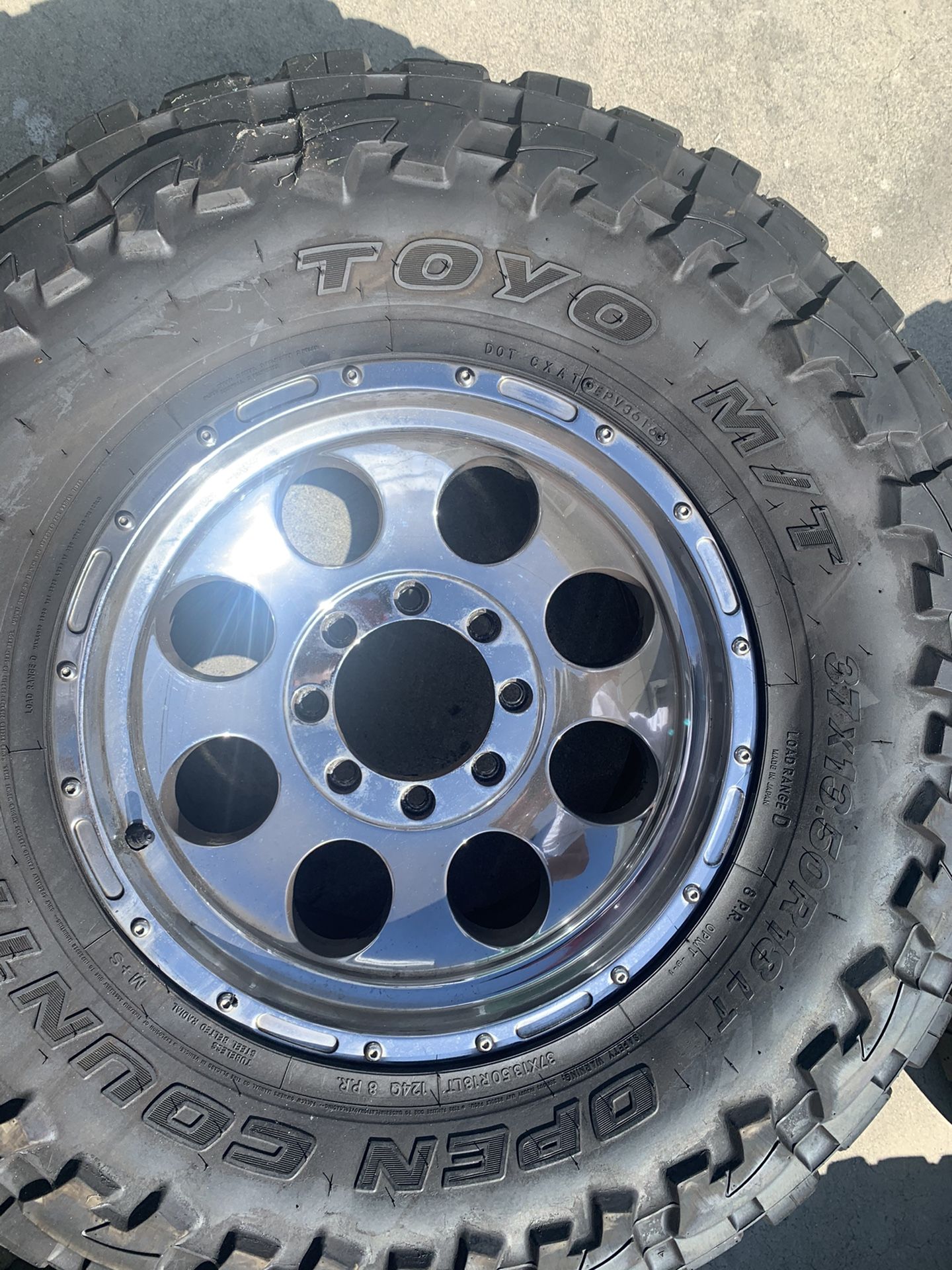 Offroad rims and tires Chevy 2500hd 8 lug rim with 37x 13.50 r18 for