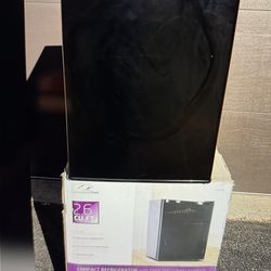 COMPACT REFRIGERATOR BY COMMERCIAL COOL