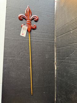 Large Metal Fleur-de-Lis Decor Stick / Decoración de Metal para Corona – $4