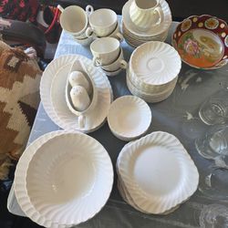 8 Place setting of dishes