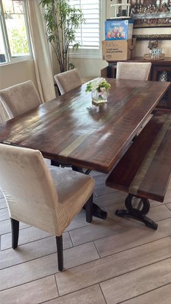 Beautiful dining room table and 4 chairs