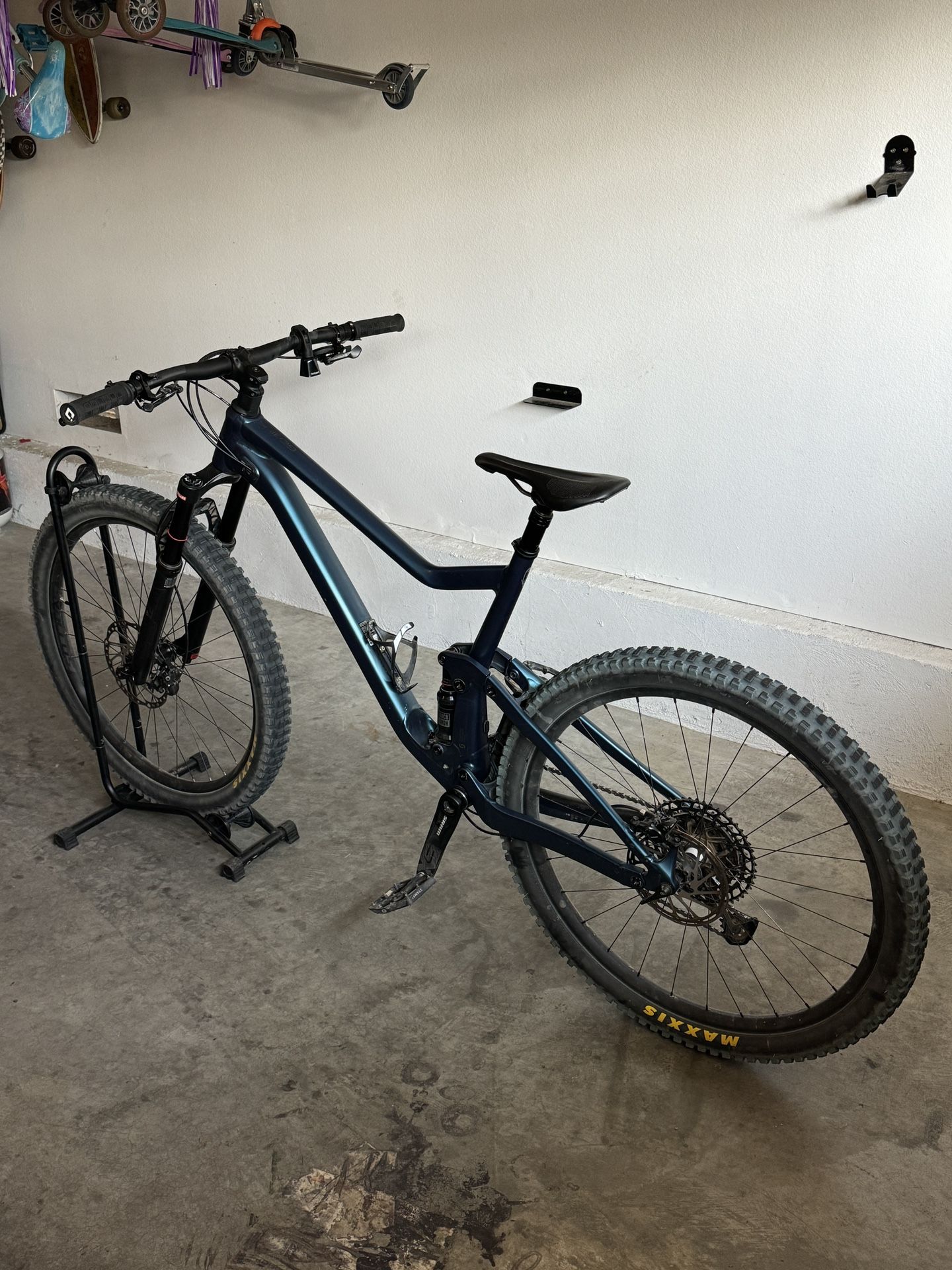 Full Suspension Mountain Bike