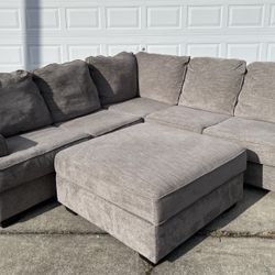 Beautiful Sectional Couch W Ottoman!😍