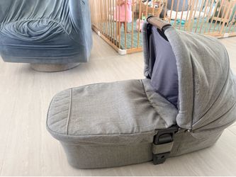Nunca bassinet like new