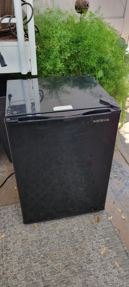 Mini Fridge. Insignia