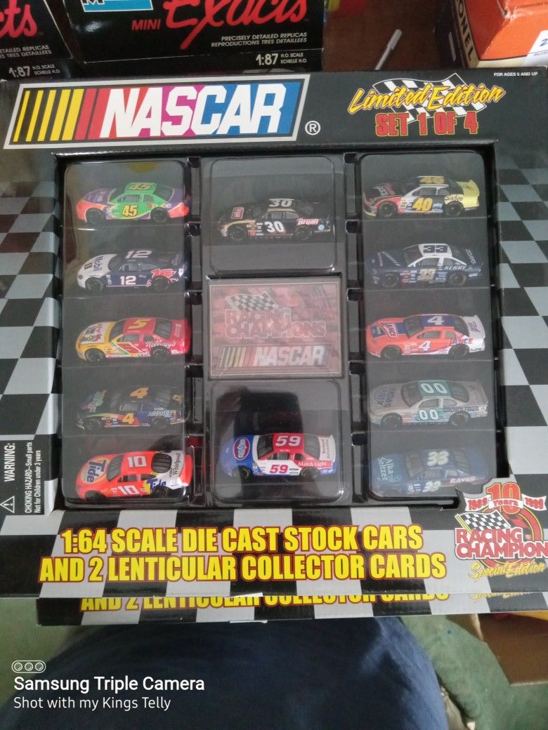 1:64 Scale Die Cast Stock Cars And 2 Linticular Collector Cards