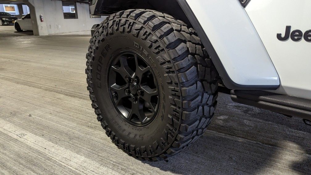 (5) 37x13.5r17 Cooper Discovery SST Pro MT Tires with Stock Jeep JL Rubicon Wheels