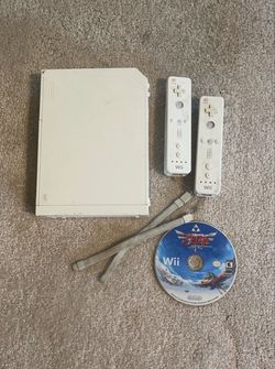 Nintendo Wii Console Bundle with Skyward Sword Game