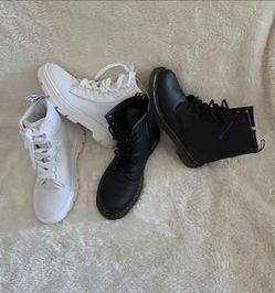 Dr. Martens $80, por las dos.