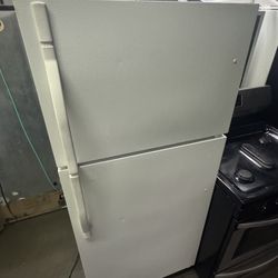 Kenmore White Apartment Size Refrigerator 