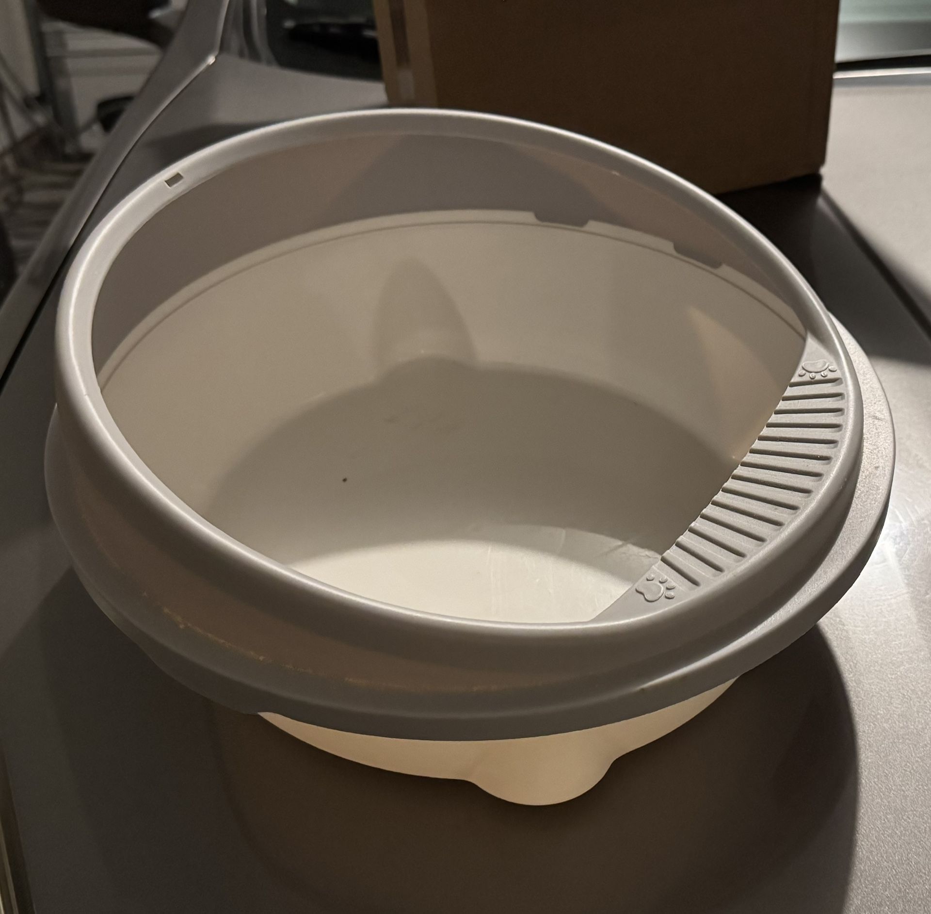 Small cat litter box