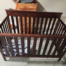 Baby Crib With Runner And Mattress