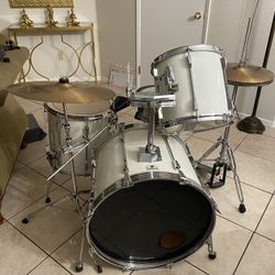 Full Tama Drum Set With Hardware And Cymbals 