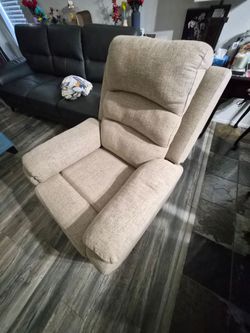 Manual recliner (spotless and very clean).