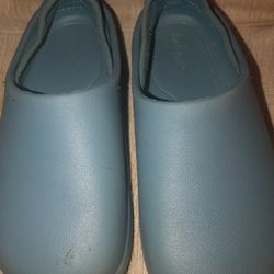 Kids CLOGS Wth  Heel Supports. Size 10C
