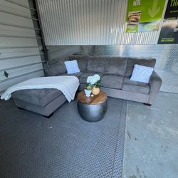 Free delivery - Gorgeous Gray Ashleys Furniture Modern Sectional L-Piece Chaise sofa