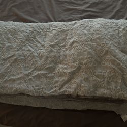 Comforter Size Full/Queen (90x96) Like New