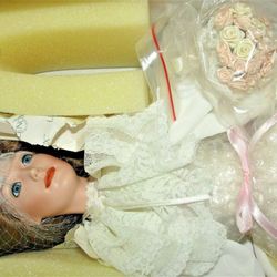 Lenox 1989 Victorian Bride Doll Fine Porcelain Satin Lace Pearls I have a wonderful 30 year old doll that was made by Lenox. She is NRFB (never remove