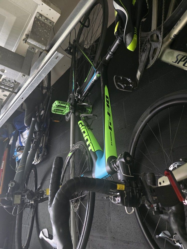 GIANT DEFI ROAD BIKE CARBON