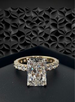 Radiant & Round Diamond ring in Yellow Gold 💍