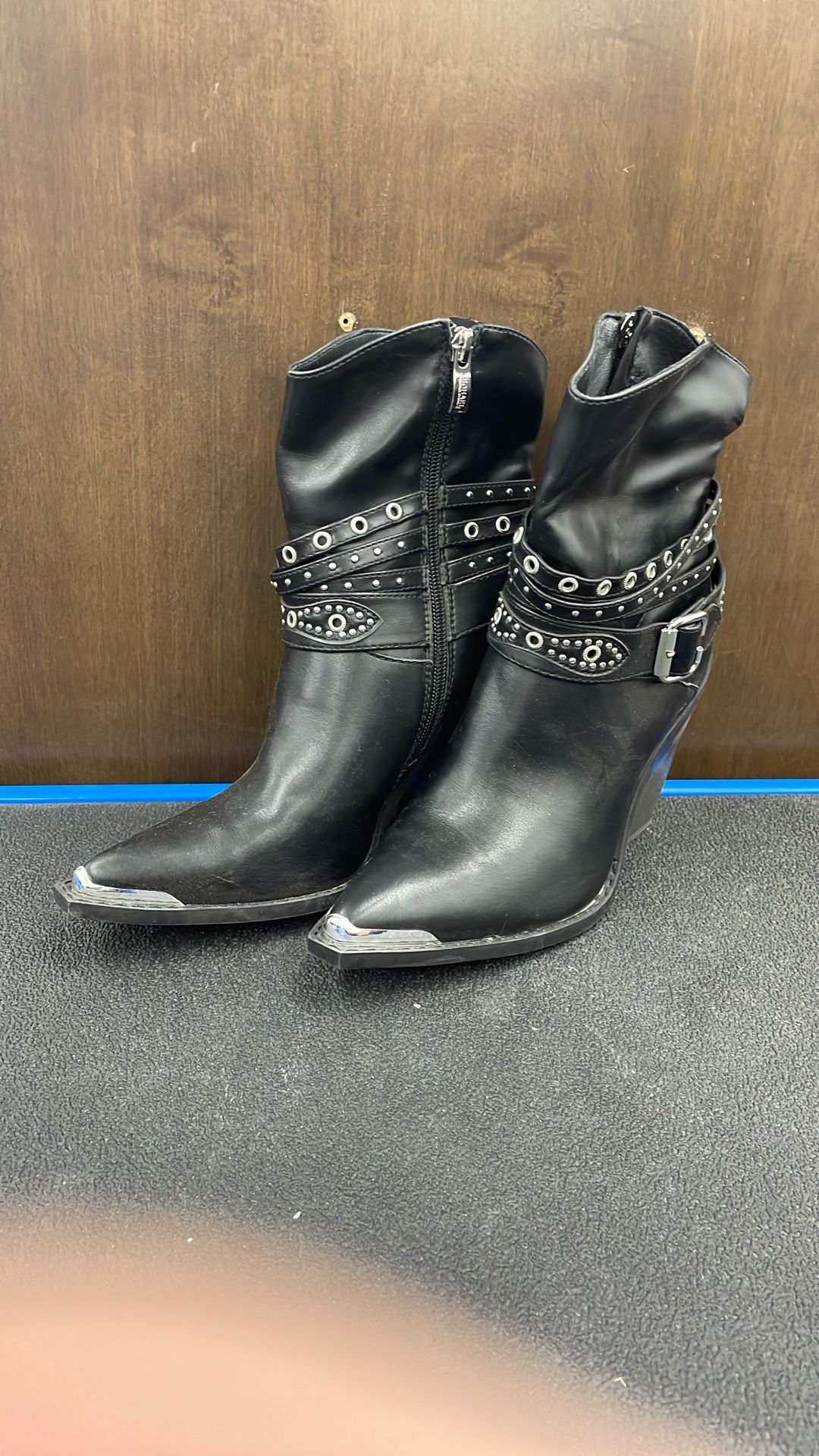 Michael Shannon Women’s Boots. Item No 254 (Shopgoodwill)