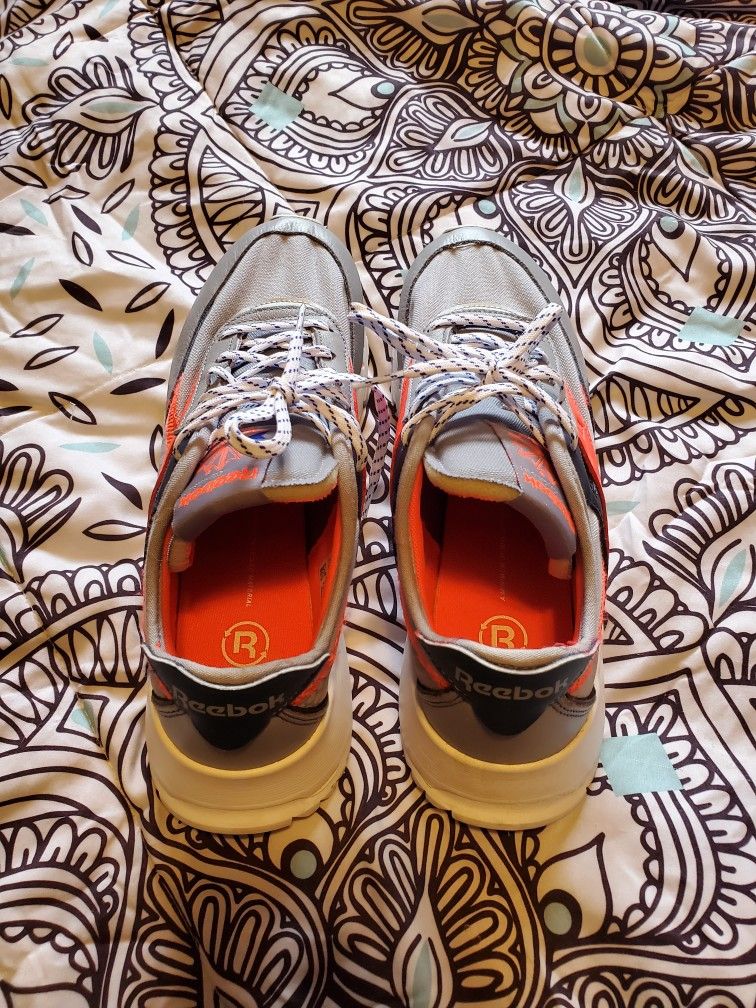 Womens Reeboks Size 7