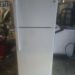 GE Apartment Size Fridge 