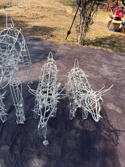 🎄✨ Light-Up Christmas Reindeer Set for Sale! ✨🎄