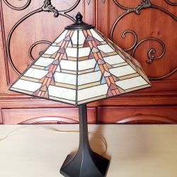 Vintage Tiffany Glass Shade Lamp In Great Condition Condition