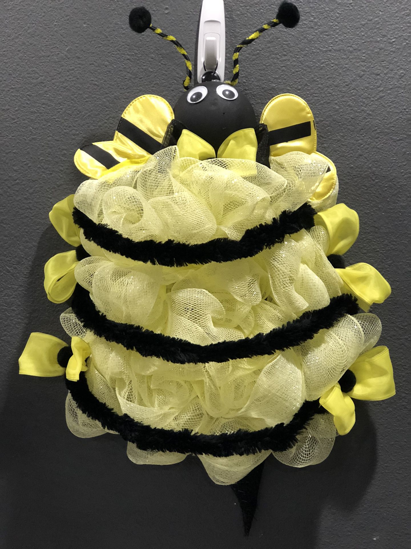 Deco mesh bee wreath