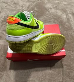 NIKE DUNK LOW SE Size 11.5