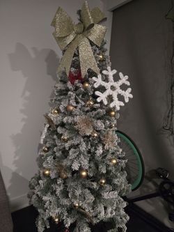 6 ft. Christmas Tree - DTLA $ (o.b.o.) $