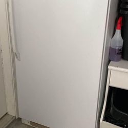 Standing deep freezer 