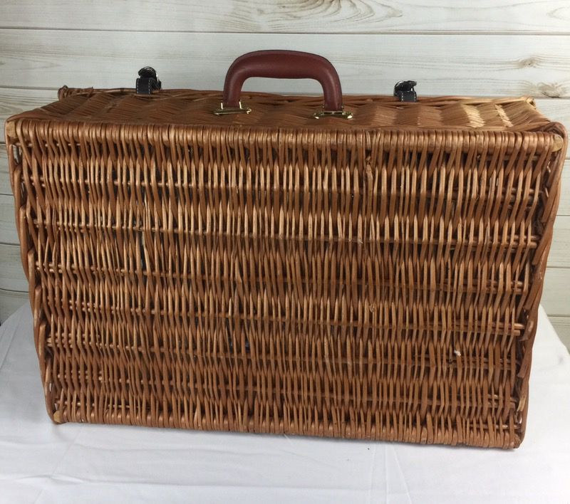 Vintage Optima West Sussex England Picnic basket for 4 for Sale in